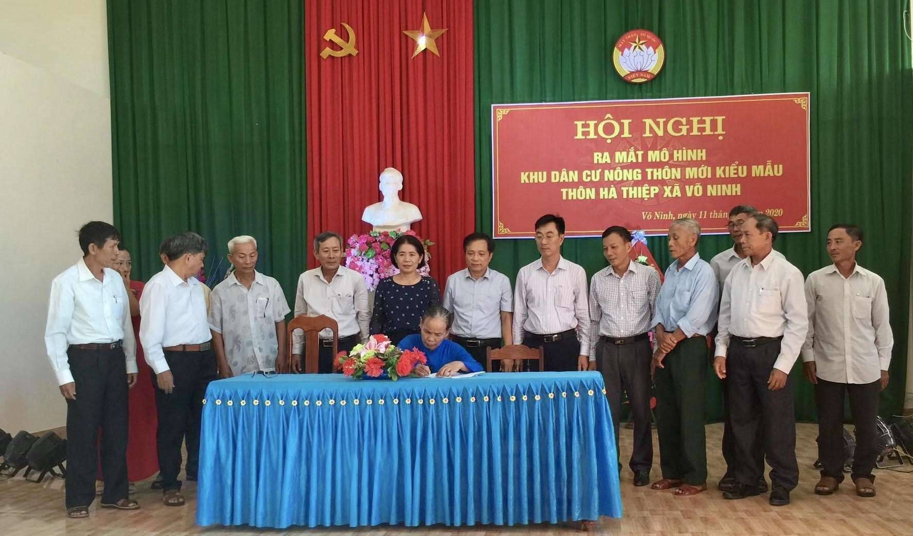    Ký kết cam kết xây dựng mô hình KDC NTMKM tại thôn Hà Thiệp, xã Võ Ninh, huyện Quảng Ninh.