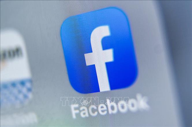   Biểu tượng Facebook trên màn hình máy tính bảng. Ảnh: AFP/TTXVN