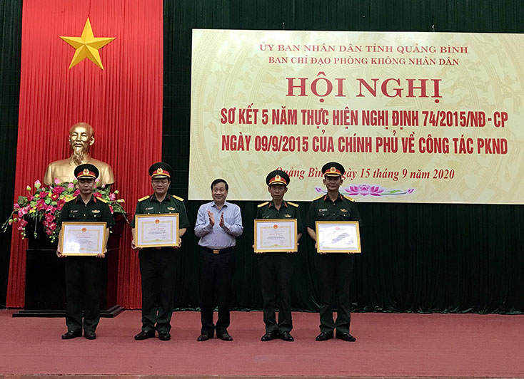 Đồng chí Phó Chủ tịch Thường trực UBND tỉnh Nguyễn Xuân Quang trao bằng khen cho 4 tập thể đạt thành tích xuất sắc trong 5 năm thực hiện Nghị định số 74 của Chính phủ 