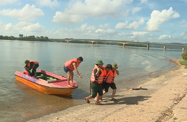 Huấn luyện kỹ năng tìm kiếm cứu nạn, cấp cứu người bị nạn trên sông.