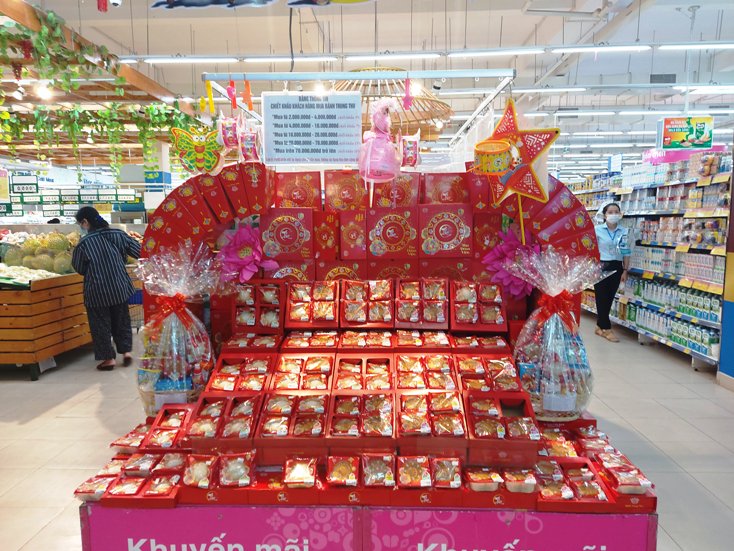   Từ gần 1 tháng nay, nhiều cửa hàng, siêu thị đã bày bán bánh Trung thu. 