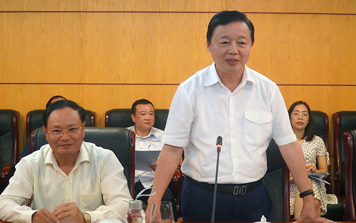 Đồng chí Trần Hồng Hà, Ủy viên Trung ương Đảng, Bộ trưởng Bộ TN và MT phát biểu kết luận tại buổi làm việc
