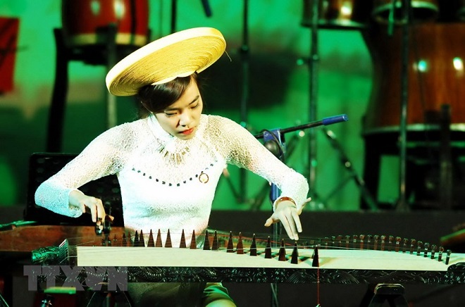  Nghệ sỹ Nhạc viện Thành phố Hồ Chí Minh biểu diễn tiết mục độc tấu đàn tranh tại Liên hoan Độc tấu và Hòa tấu nhạc cụ dân tộc 2014 diễn ra tại thành phố Đà Lạt. Ảnh tư liệu: Minh Đức/TTXVN