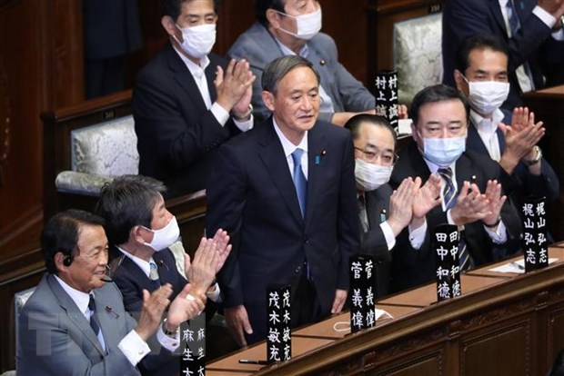 Ông Yoshihide Suga (giữa) được Quốc hội bầu chọn làm Thủ tướng mới của Nhật Bản. (Ảnh: THX/TTXVN)