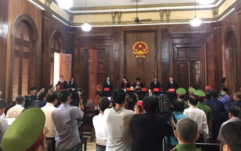 Báo chí tác nghiệp tại phiên xét xử Nguyễn Thành Tài và các đồng phạm.