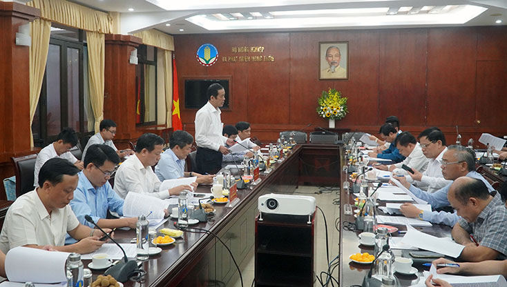 Đồng chí Chủ tịch UBND tỉnh Trần Công Thuật báo cáo tóm tắt những thành tựu và định hướng phát triển nông nghiệp của tỉnh