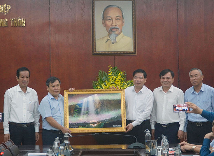 Ban Thường vụ Tỉnh ủy Quảng Bình tặng quà lưu niệm cho Bộ NN và PTNT