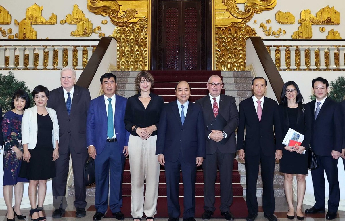 Thủ tướng Nguyễn Xuân Phúc chụp ảnh cùng Đại sứ Hà Lan, Đại sứ Bỉ với các nhà đầu tư EU. (Ảnh: Thống Nhất/TTXVN)