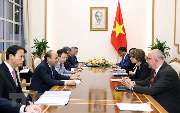 Thủ tướng Nguyễn Xuân Phúc tiếp Đại sứ Hà Lan, Đại sứ Bỉ cùng các nhà đầu tư EU. (Ảnh: Thống Nhất/TTXVN)