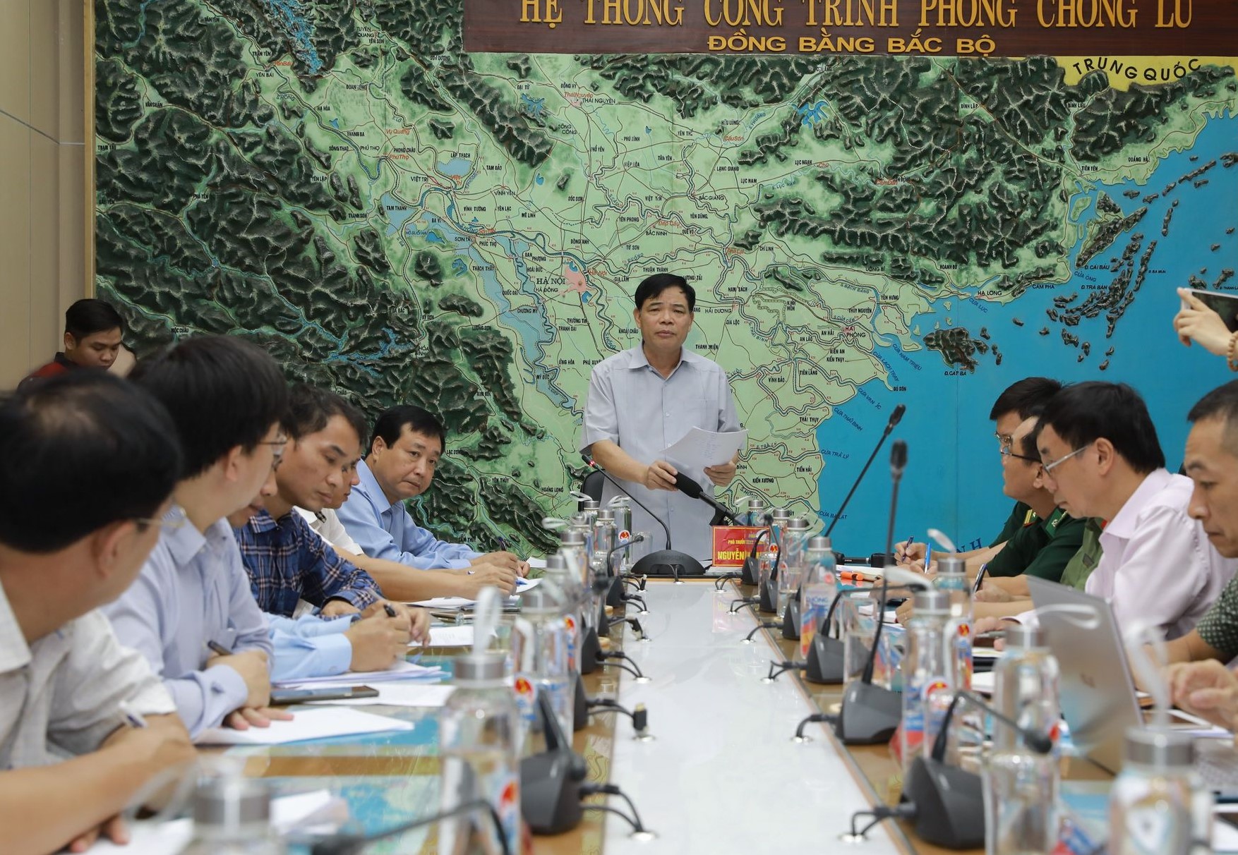 Bộ trưởng Bộ NN&PTNT Nguyễn Xuân Cường chỉ đạo tại cuộc họp - Ảnh: VGP/Đỗ Hương