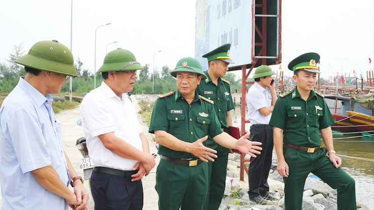 Đồng chí Trần Phong, Phó Chủ tịch UBND tỉnh kiểm tra công tác ứng phó bão số 5 tại Khu neo đậu tránh trú bão cho tàu cá cửa Roòn (Quảng Trạch).