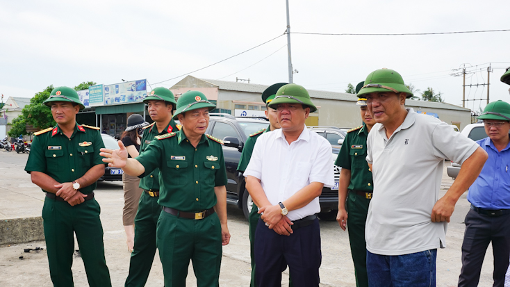 Đồng chí Trần Phong, Phó Chủ tịch UBND tỉnh lưu ý các địa phương cần bảo đảm sắp xếp, tạo điều kiện cho ngư dân vào bờ tránh trú bão kịp thời.  