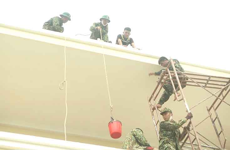 Cán bộ, chiến sĩ cơ quan Bộ chỉ huy BĐBP Quảng Bình tổ chức gia cố doanh trại.