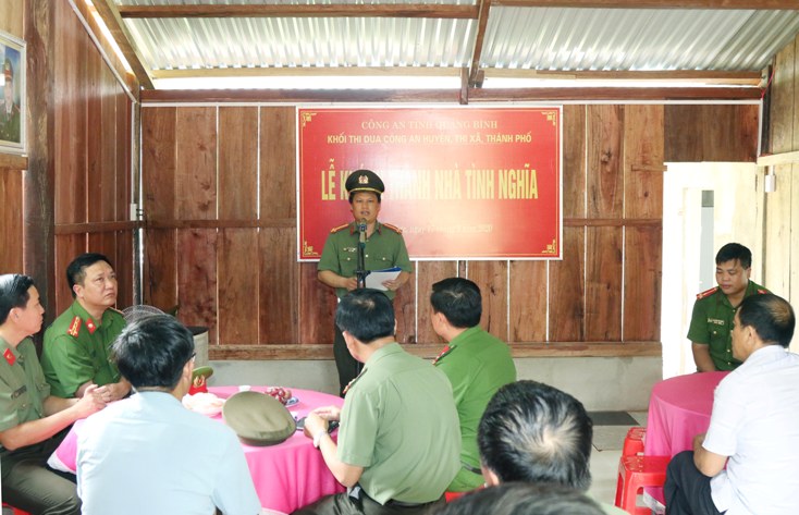  Đồng chí Đại tá Bùi Quang Thanh, Phó Giám đốc Công an tỉnh phát biểu tại lễ khánh thành và bàn giao nhà tình nghĩa. 