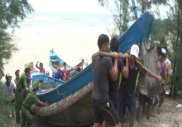 Ngư dân huyện Lệ Thủy đưa tàu thuyền lên bờ tránh bão