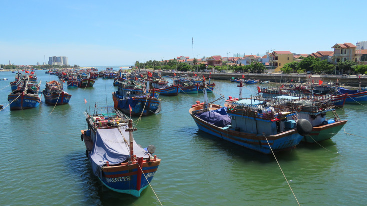 Các phương tiện tàu thuyền vào tránh trú bảo ở xã Bảo Ninh, TP Đồng Hới.