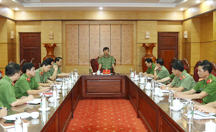 Đại tá Nguyễn Tiến Nam, Ủy viên Ban Thường vụ Tỉnh ủy, Giám đốc Công an tỉnh chỉ đạo công tác phòng chống bão số 5