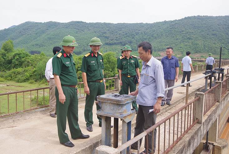 Đại tá Lê Văn Vỹ, UVTVTU, Chỉ huy trưởng Bộ CHQS tỉnh kiểm tra công tác bảo đảm an toàn hồ chứa nước Đập Bẹ, xã Mai Hóa, huyện Tuyên Hóa