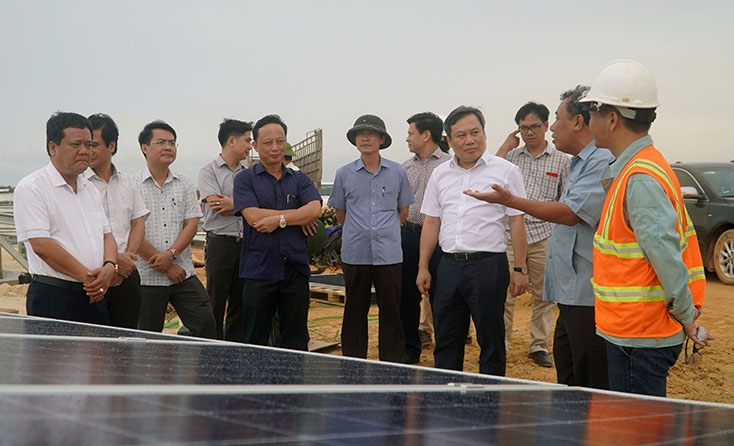 Đồng chí Bí thư Tỉnh ủy Vũ Đại Thắng và đoàn công tác kiểm tra công tác phòng chống bão số 5 tại Dự án Nhà máy điện mặt trời 49,5MWp Dohwa, Lệ Thuỷ
