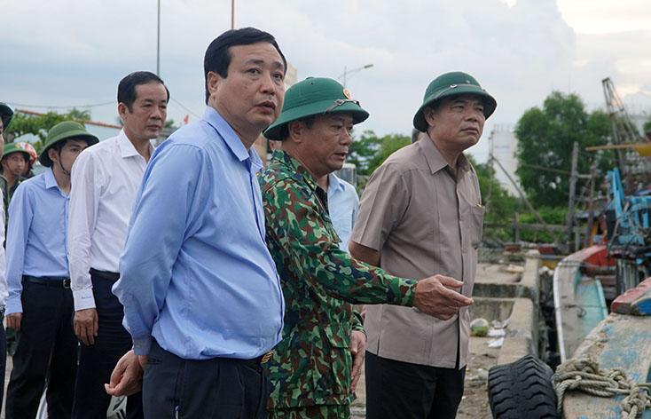 Đồng chí Bộ trưởng Bộ NN và PTNT Nguyễn Xuân Cường kiểm tra công tác phòng chống bão số 5 tại khu neo đậu tàu thuyền cửa Gianh