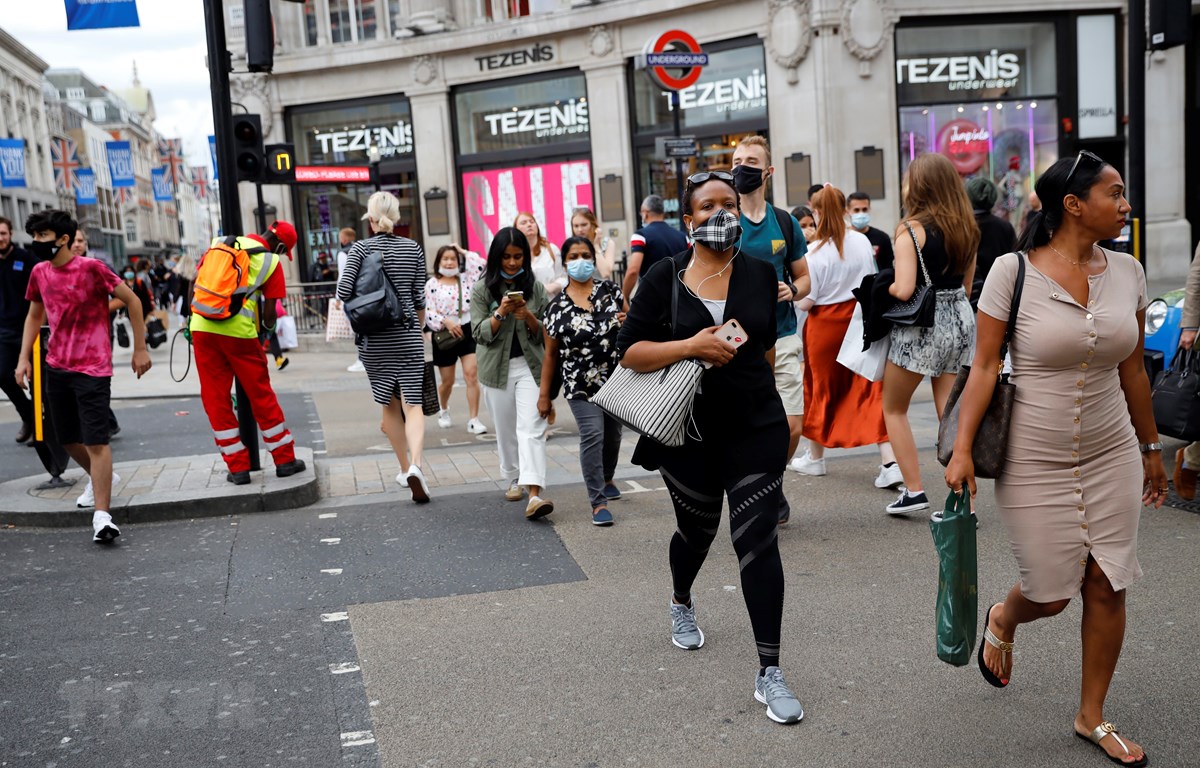 Người dân đeo khẩu trang phòng lây nhiễm COVID-19 tại London, Anh, ngày 24/7/2020. (Ảnh: AFP/TTXVN)