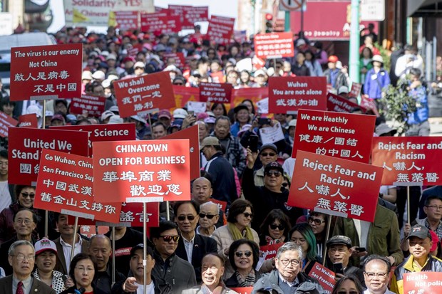 Người Mỹ gốc Hoa biểu tình phản đối hành vi kỳ thị Trung Quốc do COVID-19. (Ảnh: The Chronicle)