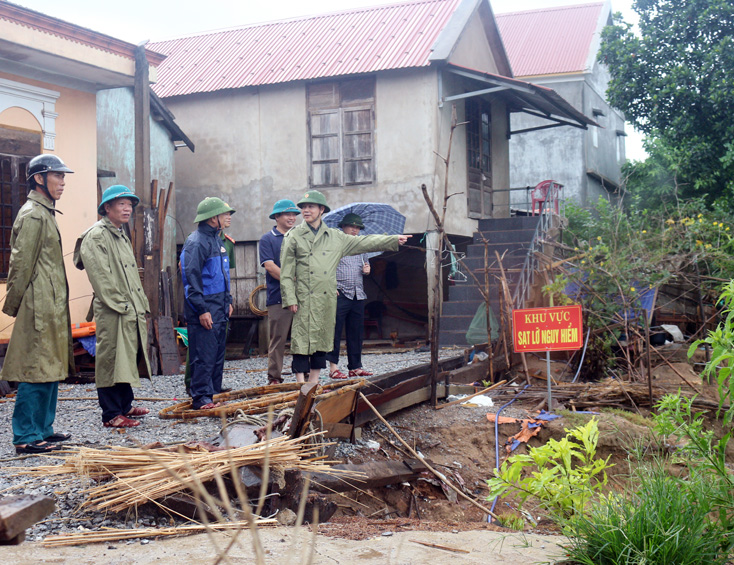 Lãnh đạo huyện Tuyên Hóa kiểm tra các có nguy cơ sạt lở ven bờ sông Gianh. 