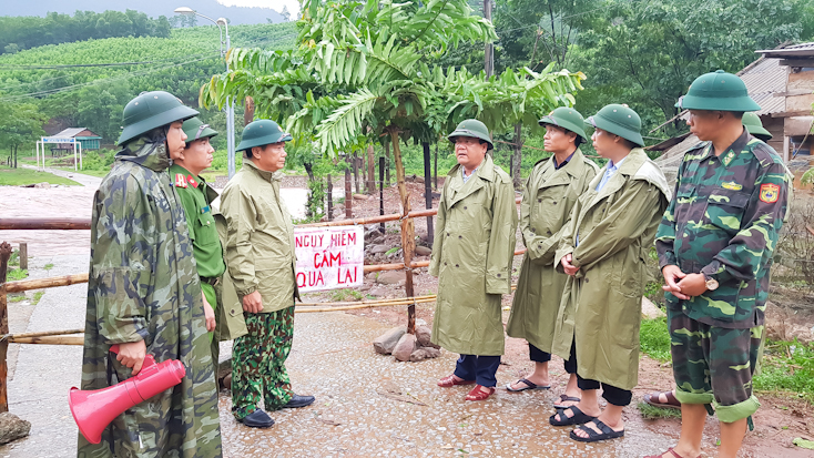 Đồng chí Trần Phong, phó Chủ tịch UBND tỉnh lưu ý chính quyền địa phương xã Trọng Hóa cần nghiêm cấm người dân qua lại tại các khu vực bị chia cắt do lũ chảy xiết. 