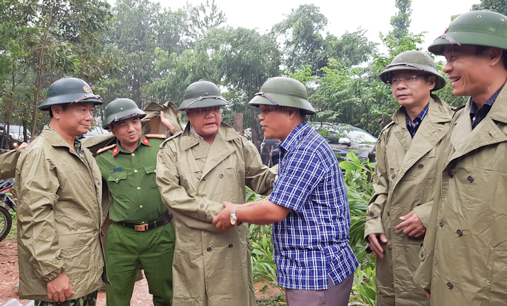 Đồng chí Trần Phong, Phó Chủ tịch UBND tỉnh động viên cán bộ, chính quyền xã Trọng Hóa tích cực bám sát, chỉ đạo nhân dân khắc phục hậu quả bão số 5.