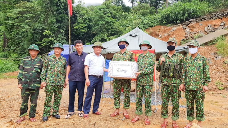 Đồng chí Trần Phong, Phó Chủ tịch UBND tỉnh tặng quà cho cán bộ, chiến sỹ đang công tác tại Chốt Kiểm soát hoạt động xuất nhập cảnh trái phép để phòng chống dịch Covid-19 trên địa bàn xã Dân Hóa.