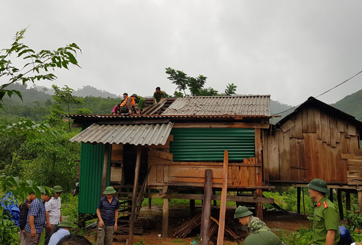 Nhiều nhà dân bị tốc mái đã được các lực lượng công an, quân sự...kịp thời giúp đỡ lợp lại mái nhà.