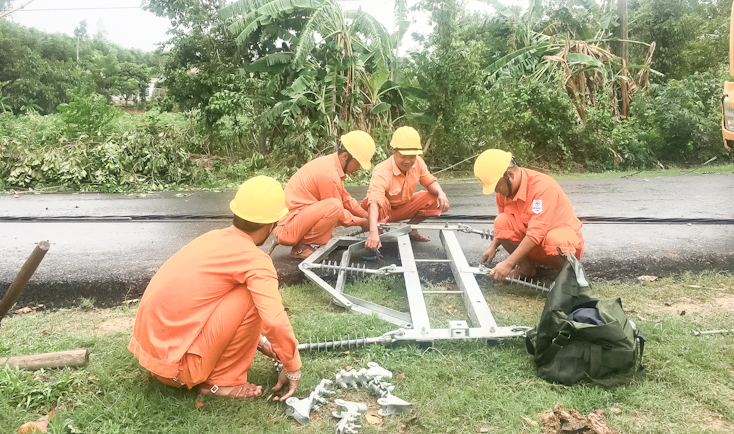 Công nhân PC Quảng Bình sửa chữa thay thế hệ thống xà, sứ tại các tuyến đường dây. 