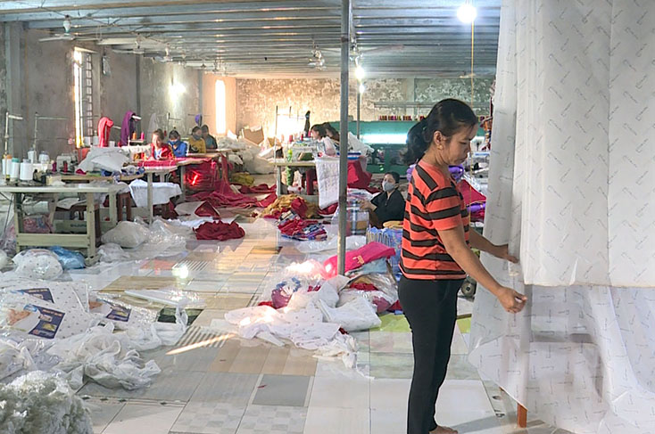 Cơ sở sản xuất kinh doanh của chị Đỗ Thị Hoa tạo công ăn việc làm cho nhiều lao động nữ địa phương. 