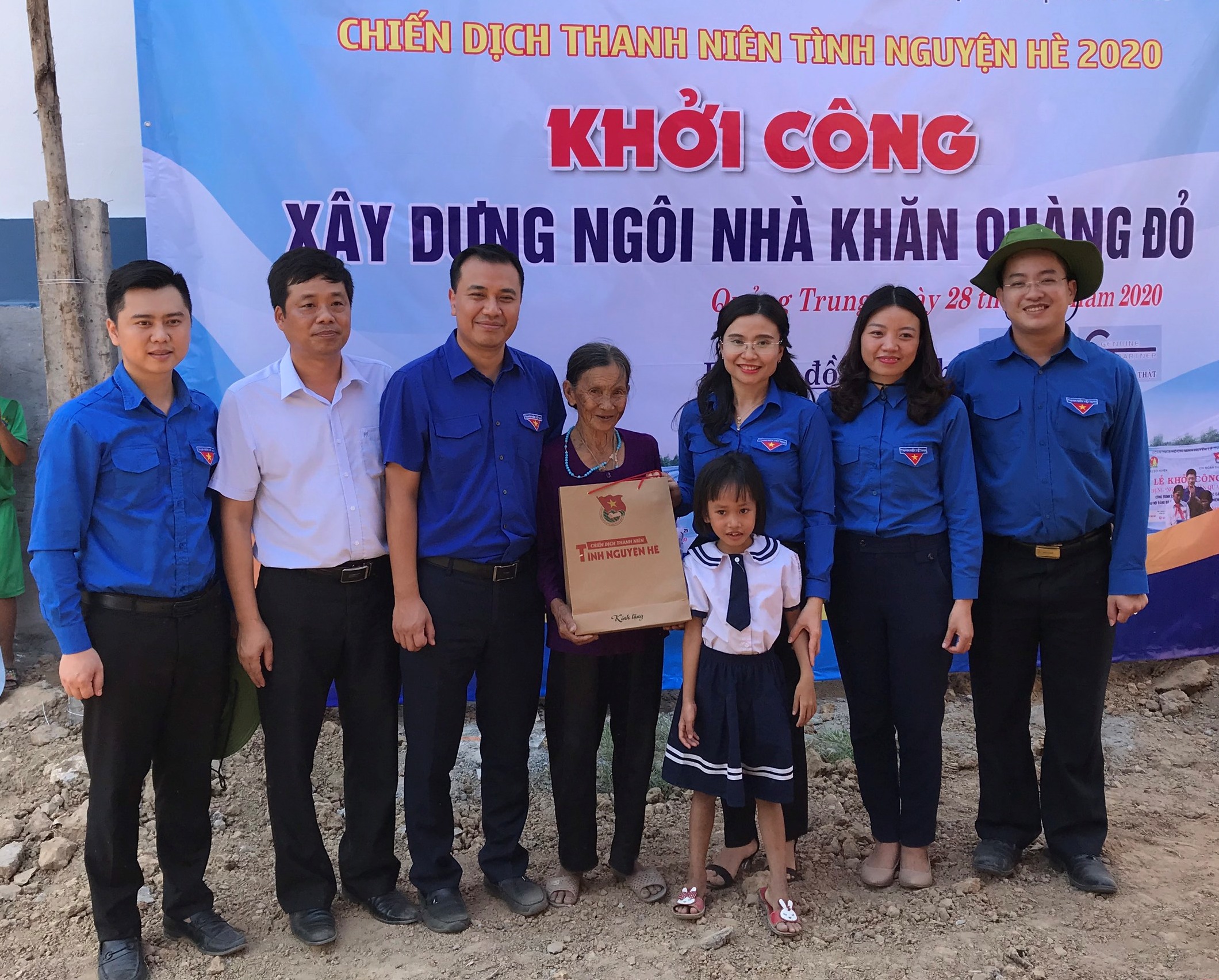  Anh Nguyễn Vĩnh Quý (ngoài cùng bên trái) trong chiến dịch tình nguyện hè 2020.