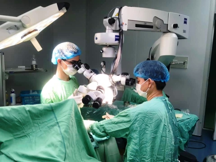  Các bác sỹ phải sử dụng kính vi phẫu phóng đại phẫu trường để nối các các mạch máu nhỏ. 