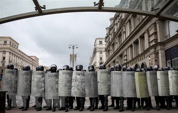  Cảnh sát Belarus được triển khai nhằm ngăn chặn người biểu tình quá khích tại thủ đô Minsk ngày 6-9-2020. (Ảnh: AFP/TTXVN)