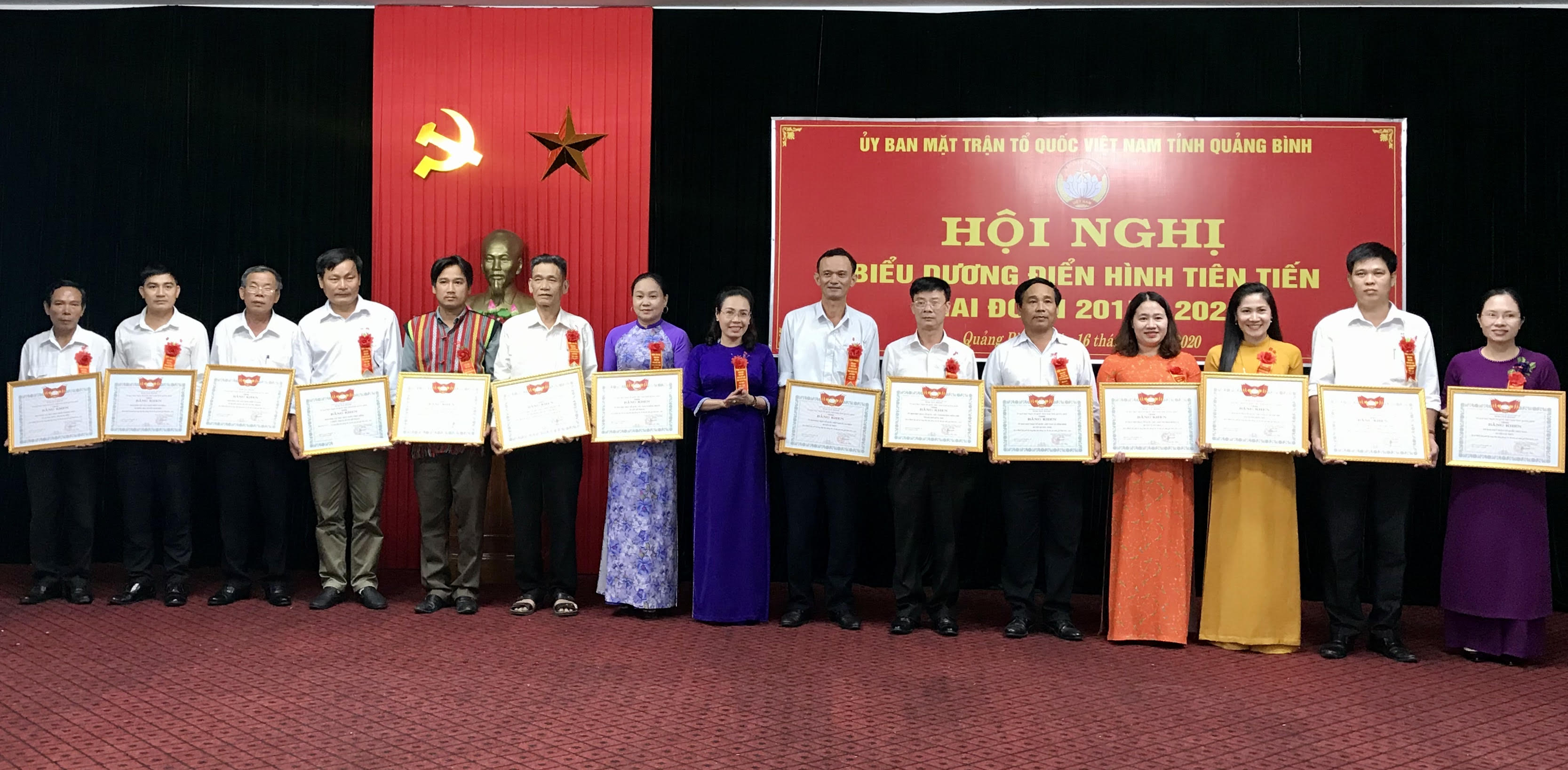   Ông Bùi Xuân Thông (thứ 3 từ trái sang) đại diện cho thôn Tú Loan 3 nhận bằng khen của Ủy ban MTTQVN tỉnh tại hội nghị biểu dương điển hình tiên tiến giai đoạn 2015-2020.