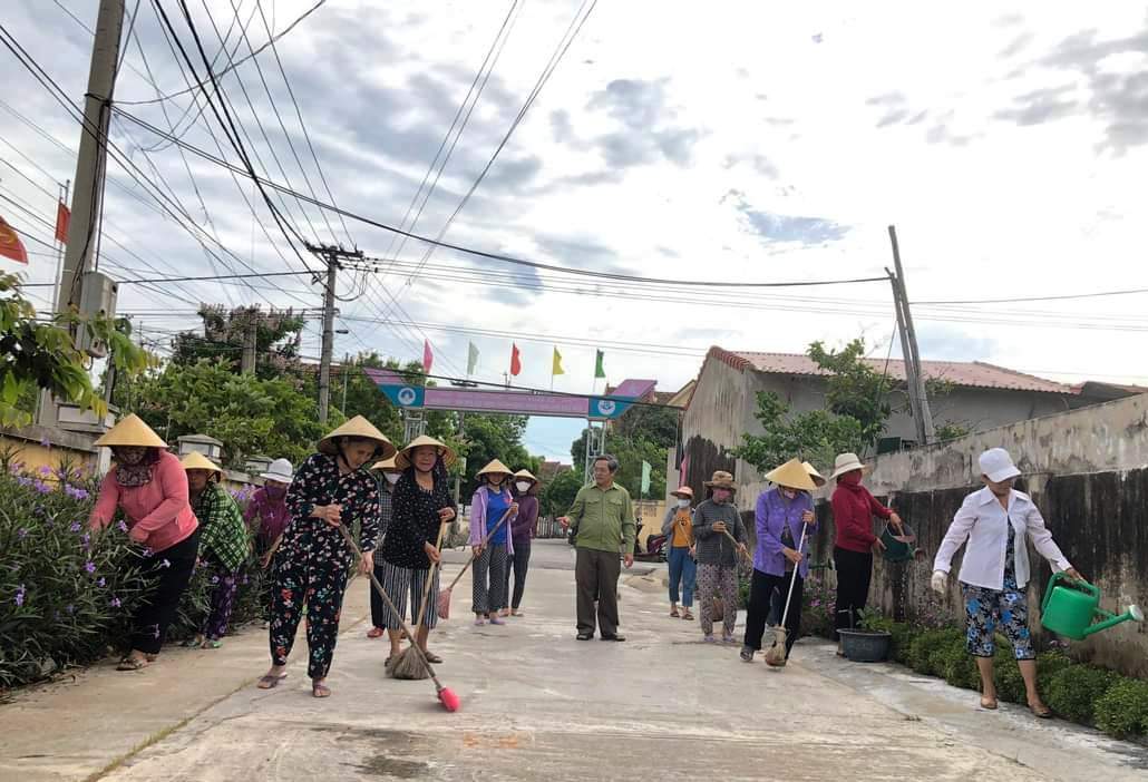 Các thành viên trong CLB  "Gia đình hạnh phúc " thôn Phan Xá tham gia dọn dẹp vệ sinh môi trường.