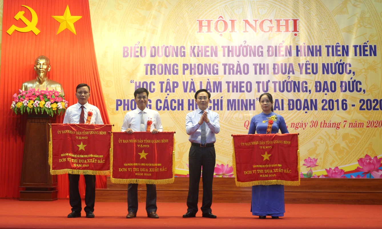   Huyện Quảng Ninh chú trọng bồi dưỡng, nhân rộng các điển hình tiên tiến trong thực hiện phong trào thi đua yêu nước.
