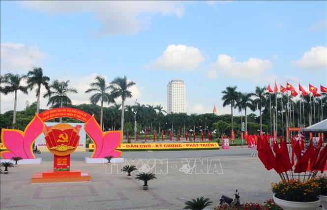  Khu vực tiền sảnh Nhà Văn hóa tỉnh Hà Nam được trang hoàng cờ hoa chuẩn bị cho Đại hội Đảng bộ tỉnh lần thứ XX. Ảnh: Thanh Tuấn/TTXVN