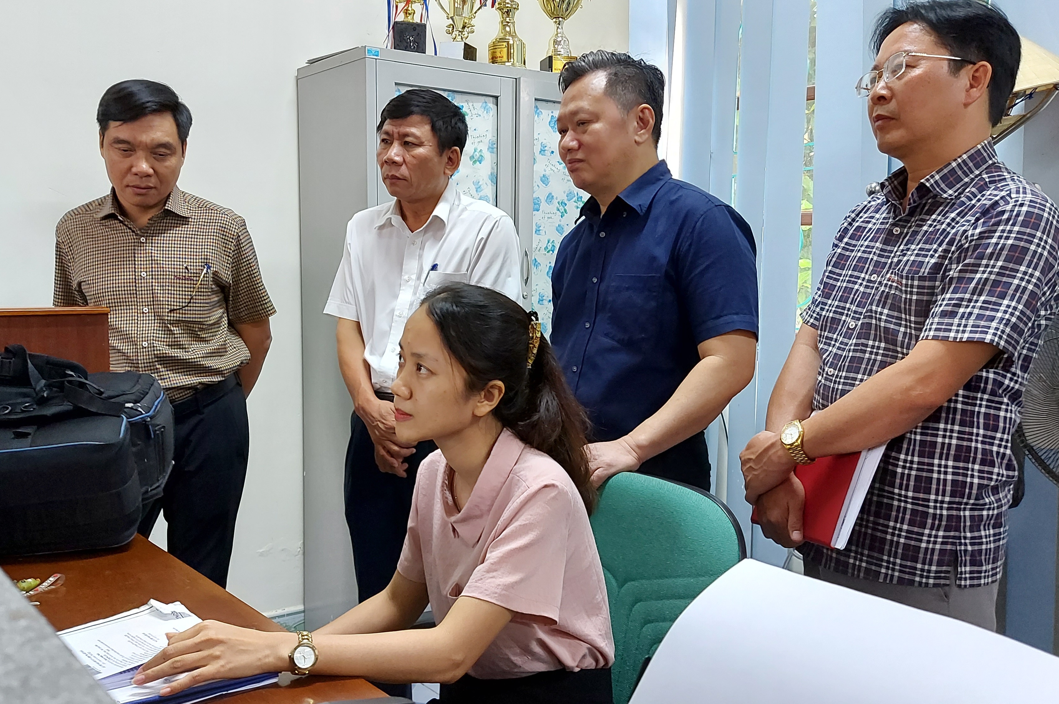  Các đồng chí trong Ban chỉ đạo xây dựng chính quyền điện tử tỉnh Quảng Bình kiểm tra việc thực hiện chính quyền điện tử tại huyện Quảng Ninh.