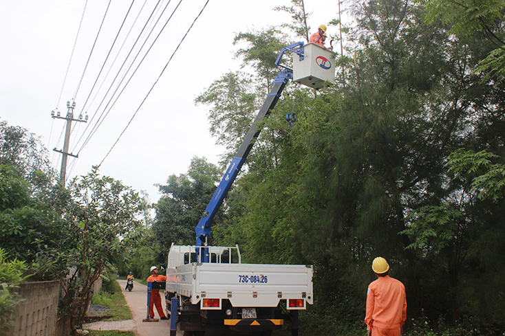 Công nhân PC Quảng Bình phát quang hành lang tuyến, bảo đảm an toàn trong mùa mưa bão. 