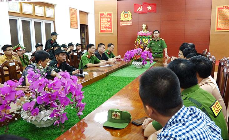  Đại tá Nguyễn Tiến Hoàng Anh, Phó Giám đốc Công an tỉnh, Trưởng Ban chuyên án chỉ đạo các lực lượng tham gia phá án.