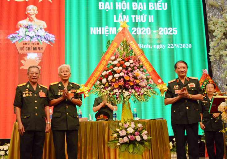 Thiếu tướng Hoàng Anh Tuấn, Phó Chủ tịch Thường trực Trung ương Hội TTTS - đường Hồ Chí Minh Việt Nam tặng hoa và quà chúc mừng đại hội.