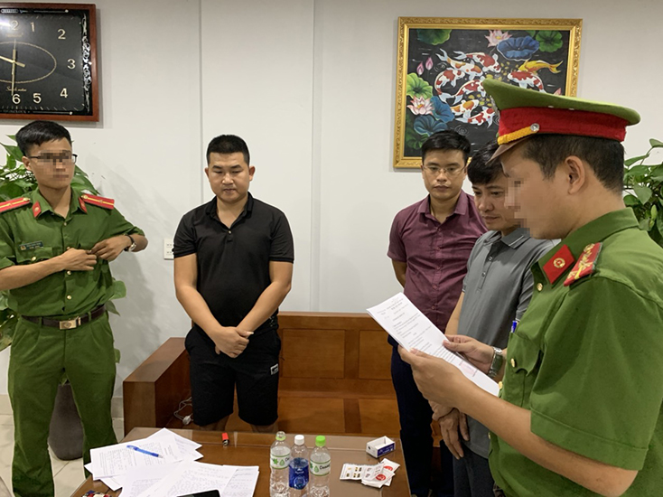 Cơ quan Công an thi hành lệnh khám xét nơi ở của đối tượng Nguyễn Anh Tuấn.
