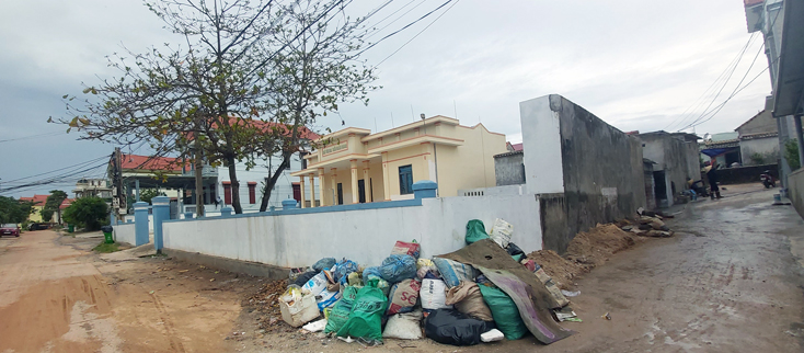Một số người dân ở xã Nhân Trạch đã lén lút tập kết rác ngay sát khuôn viên nhà văn hóa thôn