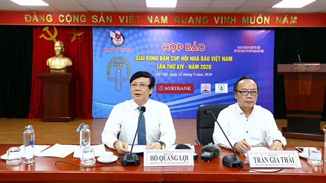 Phó Chủ tịch thường trực Hội Nhà báo Việt Nam Hồ Quang Lợi trả lời câu hỏi của phóng viên báo, đài. Ảnh: Minh Quyết - TTXVN