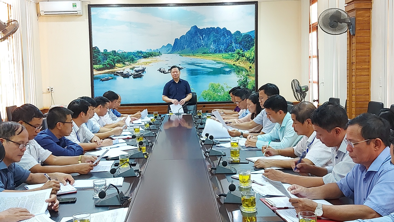 Đồng chí Phó Chủ tịch UBND tỉnh Nguyễn Tiến Hoàng phát biểu kết luận buổi làm việc. 