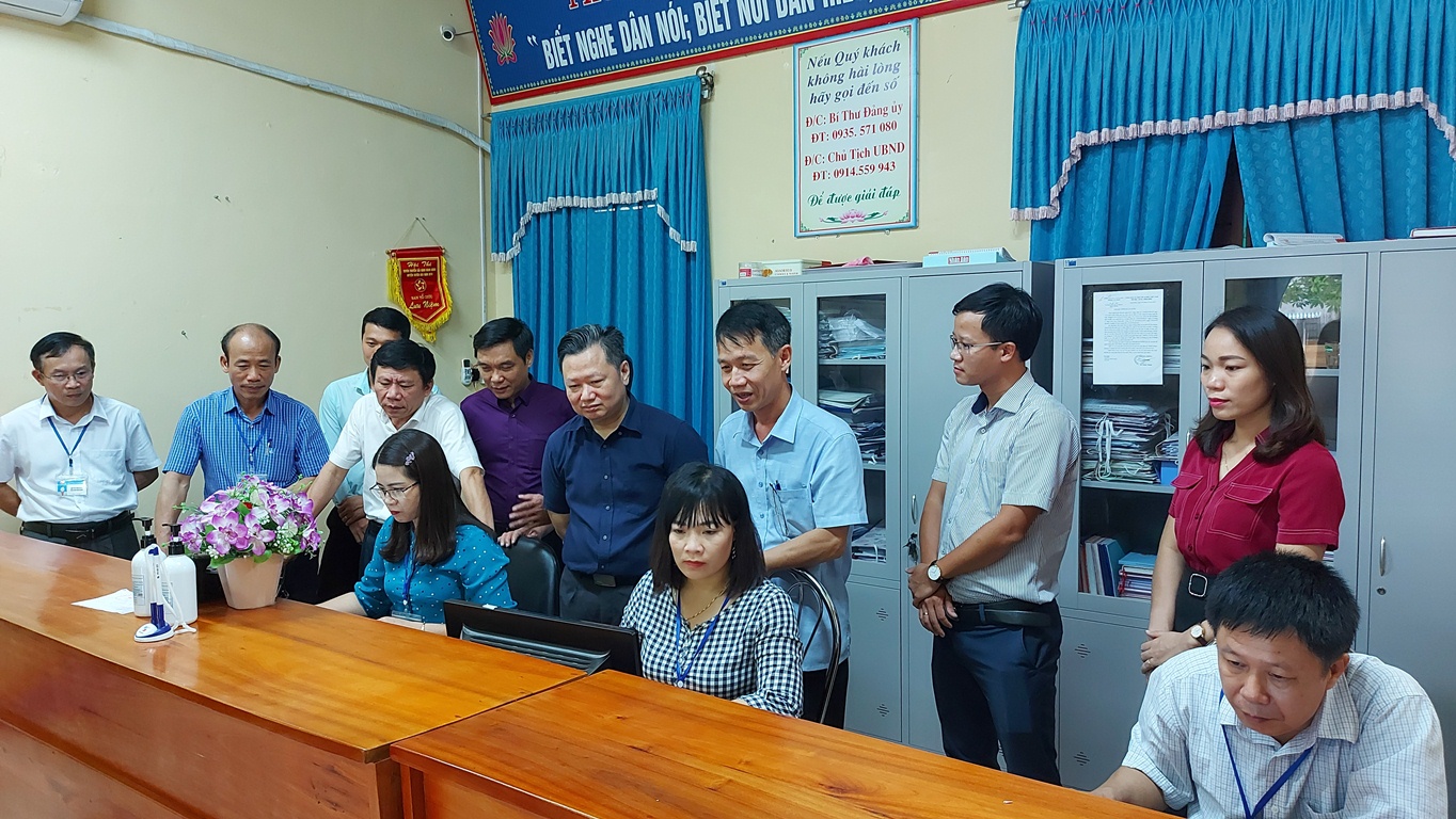 Các đồng chí trong Ban Chỉ đạo xây dựng CQĐT tỉnh kiểm tra kiểm tra thực tế tình hình triển xây dựng CQĐT ở thị trấn Đồng Lê (Tuyên Hóa).