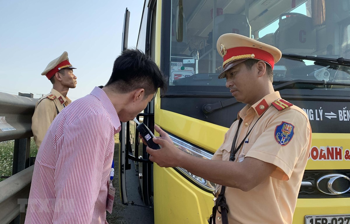 Cán bộ Phòng Cảnh sát giao thông Công an tỉnh Nam Định thực hiện kiểm tra nồng độ cồn trên quốc lộ 10. (Ảnh: Công Luật/TTXVN)